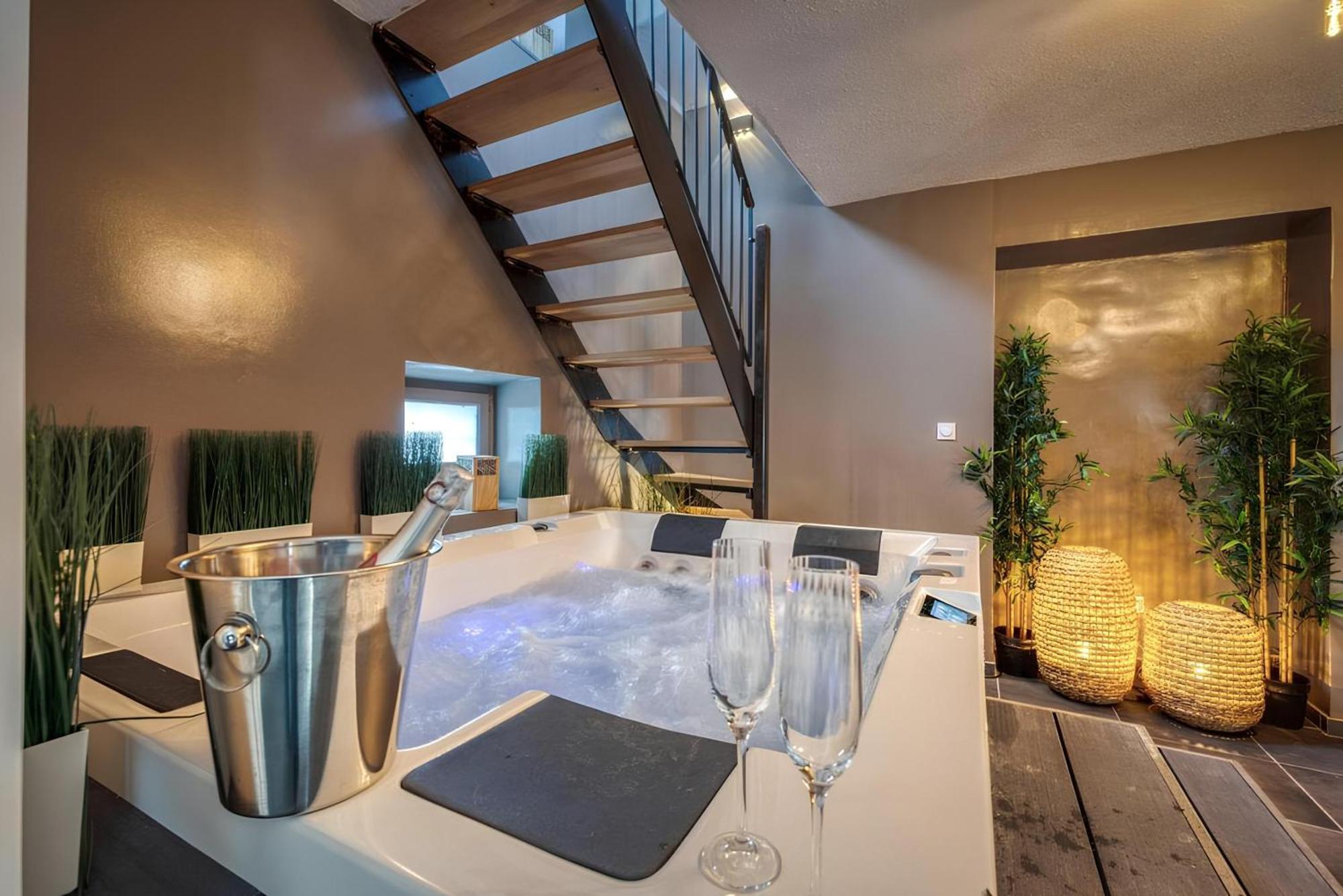 50 Nuances D'Amour - Jacuzzi / Massage / Cinema Moirans Eksteriør bilde